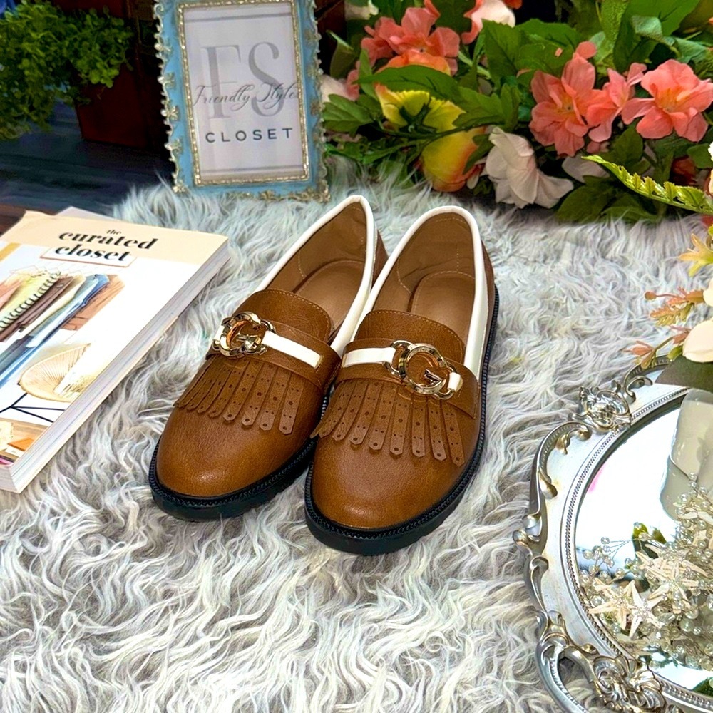 Vintage-Inspired Brown & White Old Money Loafers with Gold Buckle G Detail - Picture 2 of 7